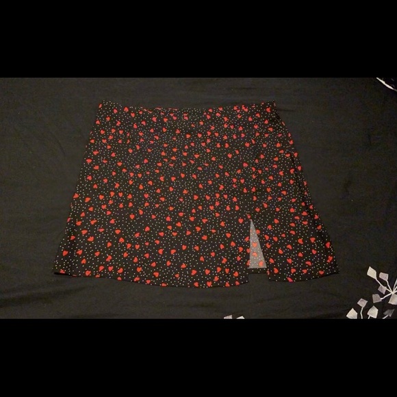 Mini skirt with Heart pattern. Size Large - Picture 7 of 7